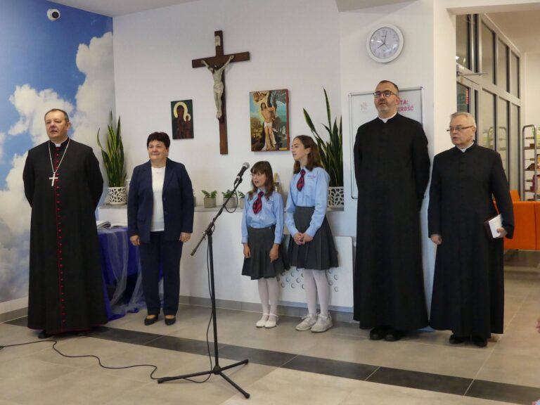 Read more about the article Wizyta Biskupa Piotra Wawrzynka w szkole