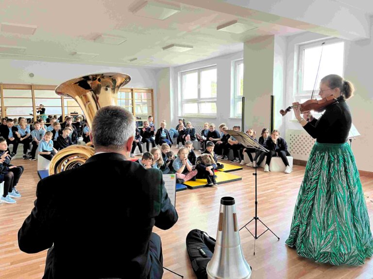 Read more about the article Kurka Złotopiórka w muzycznym aeroplanie