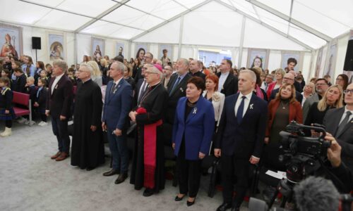 Uroczystość nadania imienia św. Jana Pawła II i poświęcenia sztandaru Katolickiej Publicznej Szkoły Podstawowej w Polkowicach