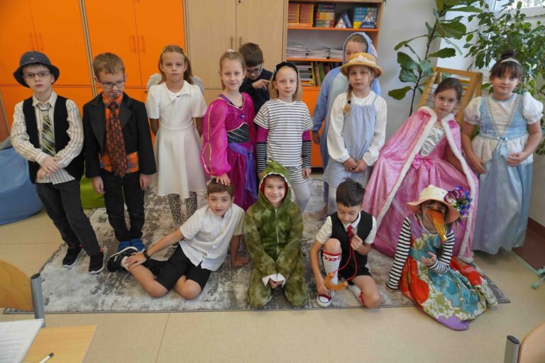 Read more about the article Dzień Postaci z Bajek i Książek