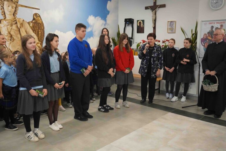 Read more about the article Podziękowanie za zaangażowanie w przygotowanie nadania szkole imienia Św. Jana Pawła II