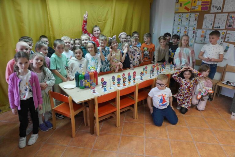 Read more about the article Wiosenne kwiaty – warsztaty plastyczne