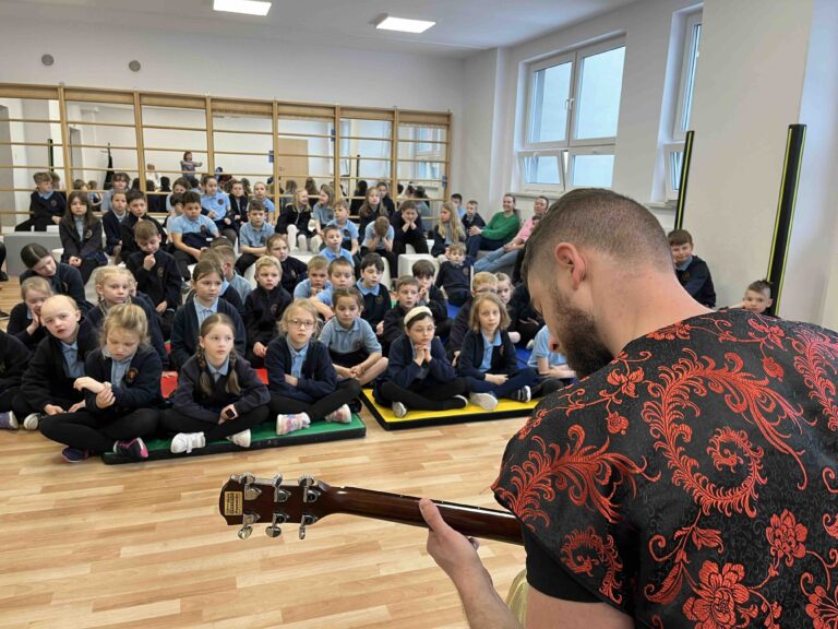 Read more about the article O Sindbadzie z Bagdadu i niezwykłym instrumencie